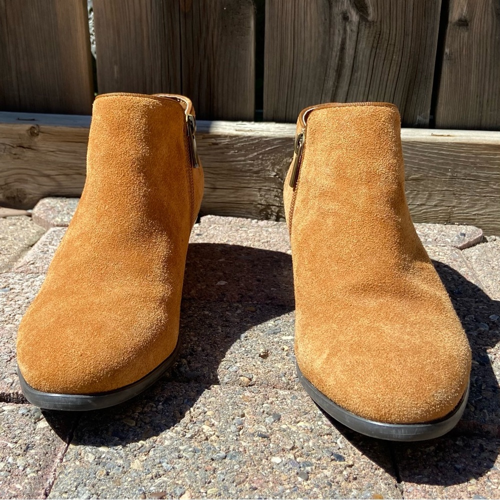 Crown Vintage Women Tan Suede Ankle Boots. Size 5 1/2M. Used.